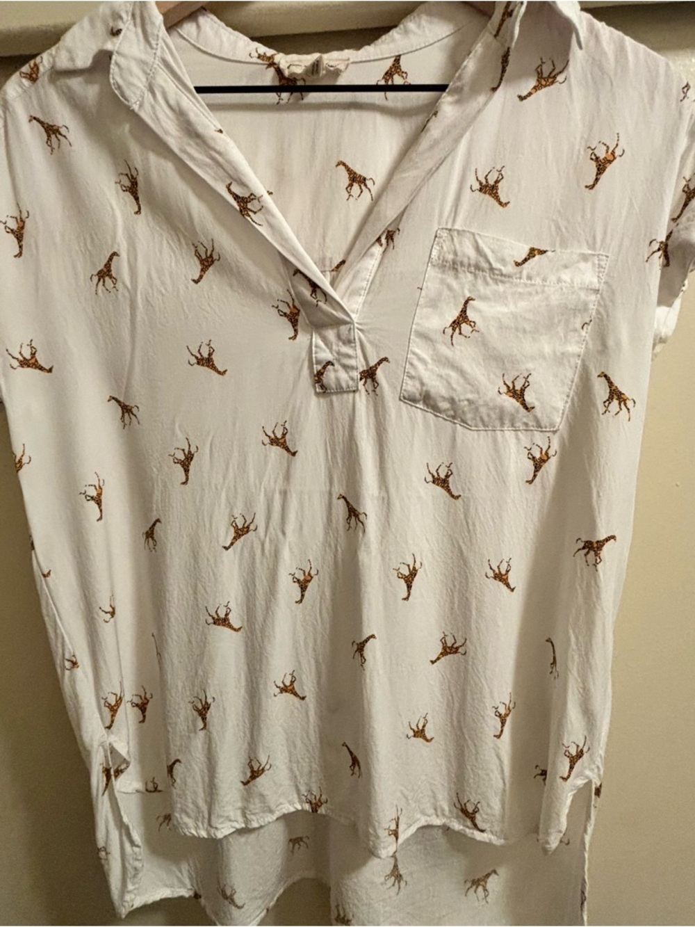 Jane and Delaney Playful White Giraffe Print V-Neck Blouse size 6